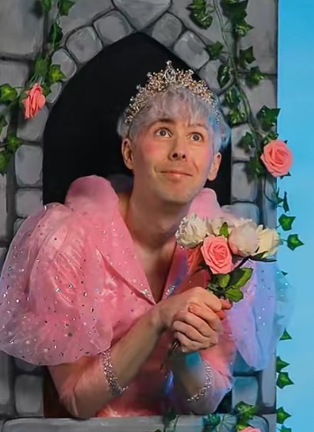 danssquareflake's tweet image. look! it’s glinda!