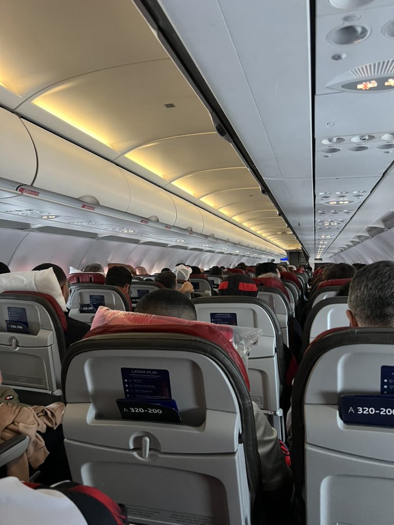 maurocezar's tweet image. Decolamos aqui no Galeão, rumo a Lima. 
Avião repleto de rubro-negros.
Há uma dupla de palmeirenses.
São de Rolândia, Paraná.
Brincadeiras, gozações e tudo na paz.
Cariocas são civilizados.
E trabalham!