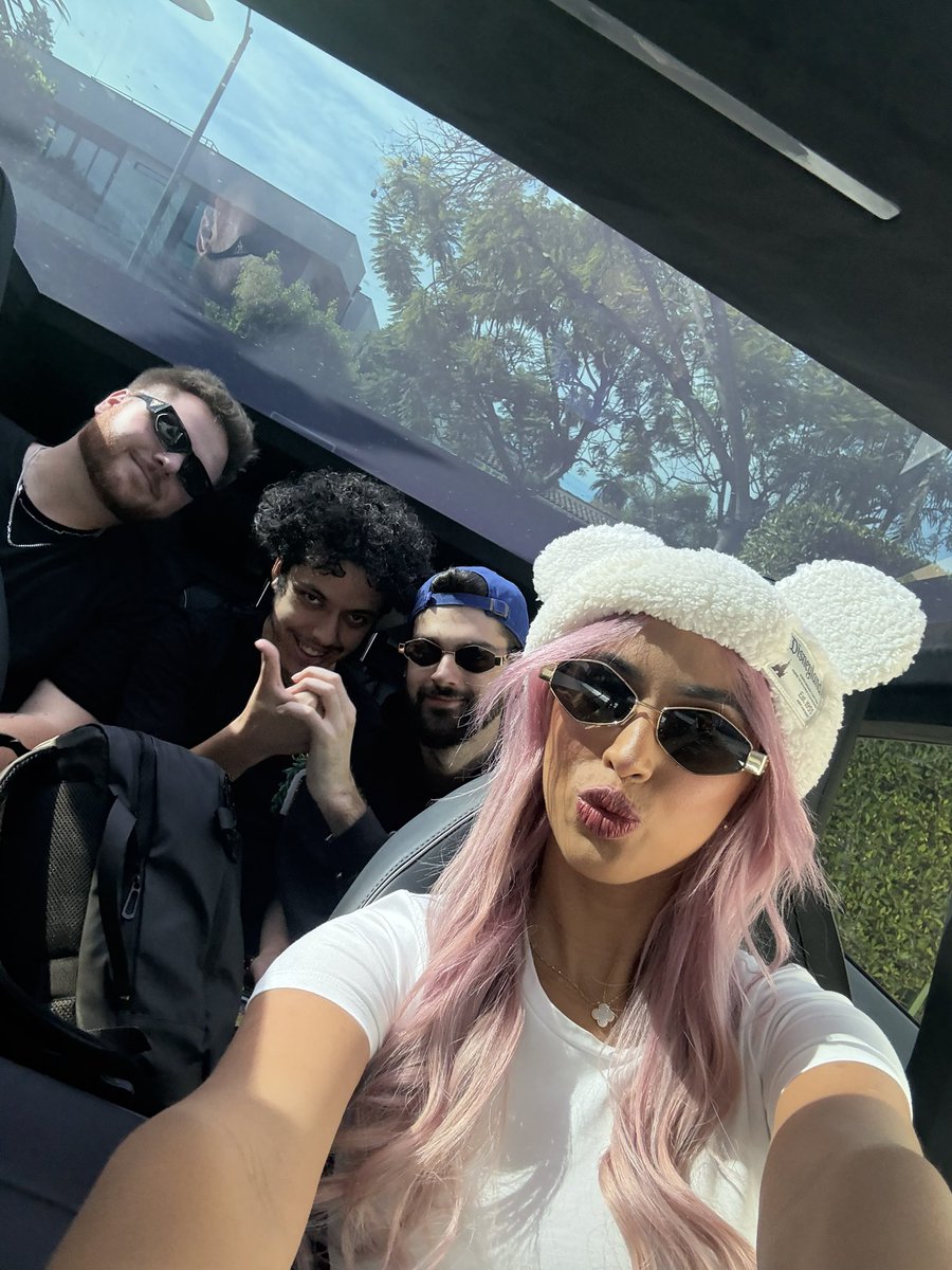 itsthatgigi's tweet image. WE LIVE 

GIVING AWAY TURKEYS IN LA 

PULL UP

TWITCH.TV/ITSTHATGIGI_