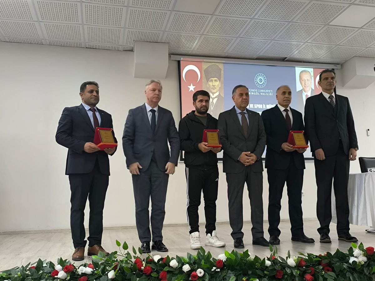 2024-2025 Eğitim Öğretim yılı okul sporları kapsamında çeşitli dallarda en çok şampiyonluk elde eden okulumuz Sayın Valimiz Ahmet Hamdi USTA tarafından takdim edilen plaketle ödüllendirilmiştir. 🏆 Emek veren Öğretmen ve öğrencilerimizi tebrik ederiz👏. <a href="/bingolmem/">Bingöl MEM</a> <a href="/MustafaOzel66/">Mustafa Özel</a>
