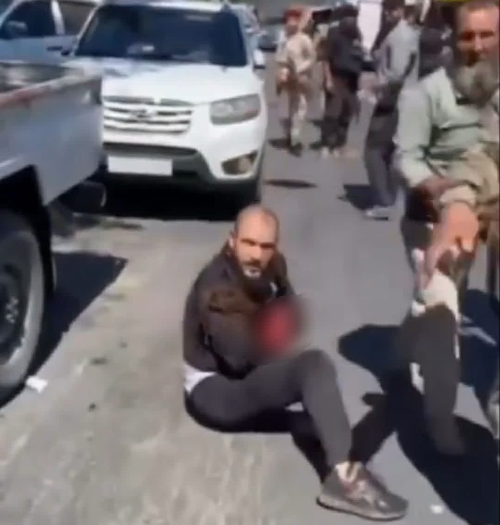 suwayda24's tweet photo. كان هذا المشهد للشاب يمان أبو حسون وهو ينزف محاطاً بمجموعة عناصر من الأمن العام، هو المرة الأخيرة التي تراه فيها عائلته، مع عبارة وحيدة قالها: "أنا مدني". بعدما انقطع الاتصال معه في الخامس عشر من تموز الماضي، اليوم الأول لاجتياح مدينة السويداء، وسط معلومات متضاربة عن مصيره، ومناشدات من عائلته للإفراج عنه. 

يمان، المنحدر من بلدة شقا شمال شرقي السويداء من مواليد 1994. شاب هادئ، يعمل نجاراً في منجرة أسسها “بشق الأنفاس”، ولم يكن منخرطاً في أي نشاط سياسي او عسكري، لانشغاله ببناء حياته بعد زواجه الذي لم يمضِ عليه سوى بضعة أشهر. 

تتبع عائلة يمان خيوطاً من المعلومات المتضاربة منذ اختفائه في 15 تموز بين العاشرة والثانية عشرة ظهراً، حيث انطلق على متن دراجته النارية إلى مدينة السويداء لإحضار خالته التي هُجرت من قرية قراصة بعد الهجوم عليها ونُقلت إلى مشفى السويداء.

وفق شهادة موثوقة لشاب من آل مسعود، تعرض يمان لإطلاق نار قرب دوار العنقود في مدخل مدينة السويداء الشمالي، خلال مروره بالدراجة، ما أدى لإصابته بطلق ناري في الكتف. سارع الشاب لإسعافه، قبل أن يُفاجأ بوجود قوات أمنية قرب الشرطة العسكرية، أوقفتهما على الفور وقامت باحتجازهما. بعد تلك اللحظة، لم يراه مسعود الذي احتُجز في سجن عدرا، وأخبر عائلته بعد الإفراج عنه بهذه التفاصيل. 

لاحقاً وصلت للعائلة روايات غير مؤكدة تفيد بنقله إلى مشفى إزرع في ريف درعا، وخضوعه لعمل جراحي، بحسب طبيب هناك أكد أن حالته كانت مستقرة بعد العملية. ويقول والده إنه نُقل من مشفى إزرع إلى سجن الشرطة العسكرية بدرعا ثم إلى جهة مجهولة.

تواصل أحد أصدقاء العائلة مع المحافظ مصطفى البكور الذي قال قبل شهرين ونصف إن يمان كان في سجن إزرع، وإنه قد يُلحق بدفعة الإفراج التي شملت 36 مدنياً محتجزاً نُقلوا إلى سجن عدرا، لكن أثره اختفى بعد نقله من إزرع إلى الشرطة العسكرية.

رواية أخرى تحدثت عن نقل مجموعة محتجزين إلى بصرى الشام ووضعهم في بيوت عربية مغلقة يُعتقد أن يمان بينهم. كما وصل للعائلة تسجيل صوتي يقول إن يمان موجود في مضافة شيخ من تلك المنطقة "معزّز مكرم"، لكنها معلومة لم تُؤكَّد.

وبين روايات متضاربة وغير موثوقة، تُعيد إلى الأذهان معاناة ذوي المعتقلين في زمن النظام السابق من ناحية عدم معرفة مصير ابناءهم، تناشد عائلة يمان جميع الجهات المحلية والحكومية والأممية، بالكشف عن مصيره. يمان، الذي رفض الالتحاق بجيش النظام السابق لأكثر من ثمان سنوات، أسوة بعشرات الآلاف من الشبان في المحافظة، ليس مجرد رقم لمفقود، بل سلسلة من قضايا التغييب الفسري التي رافقت اجتياح تموز في السويداء.