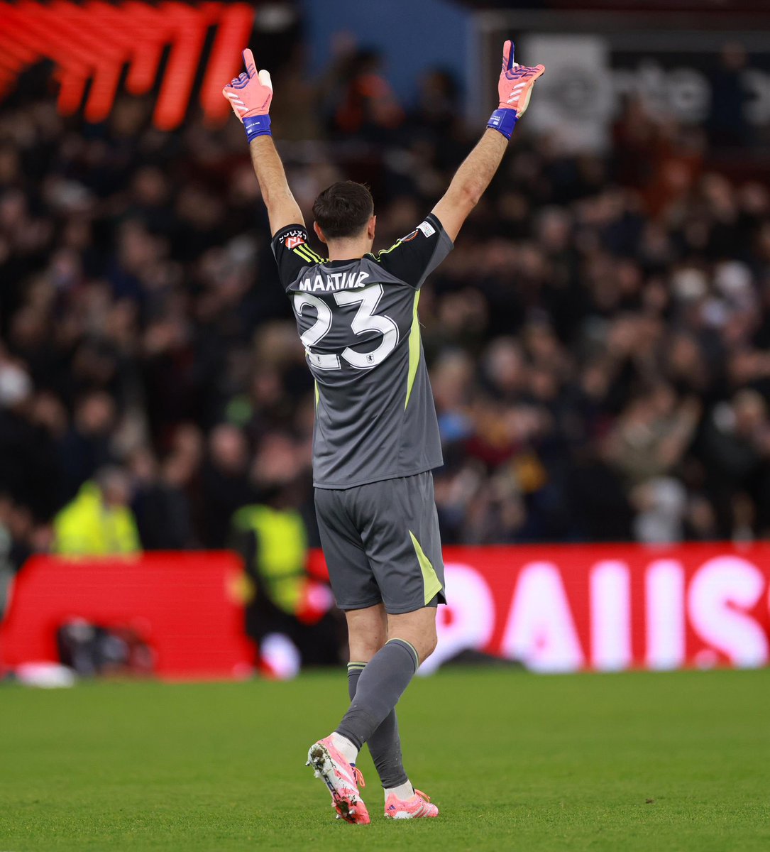 Emi Martínez tweet media