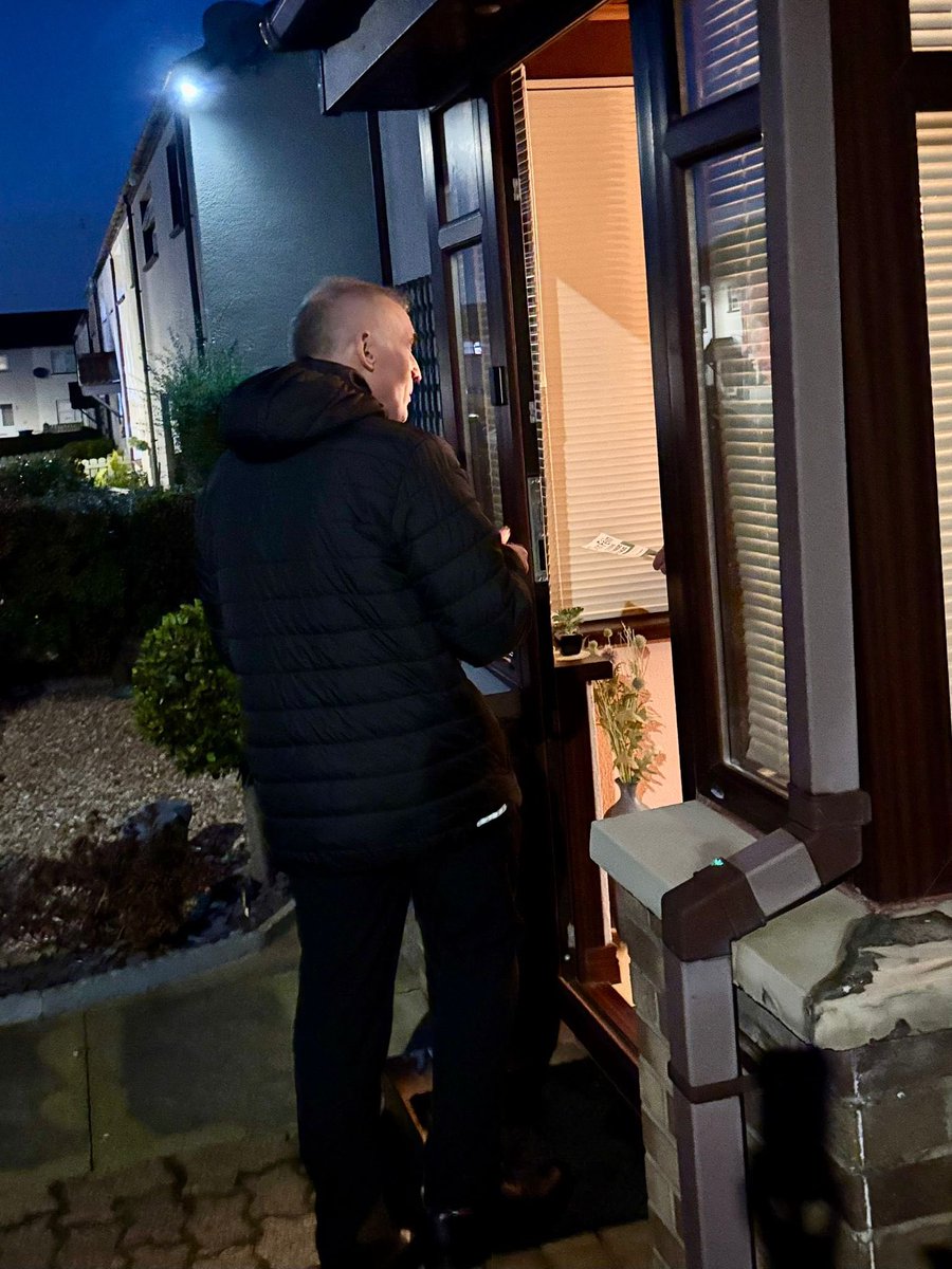 DeclanKearneySF's tweet photo. Myself & Cllr @LucilleOHagan carried out a #GoodJobsBill canvass in Townparks North #AntrimTown this evening.
Local people were delighted to hear how all workers & families in the north will benefit from this transformative employment rights legislation
#WorkingForAll https://t.co/7ZU5h9W7k2