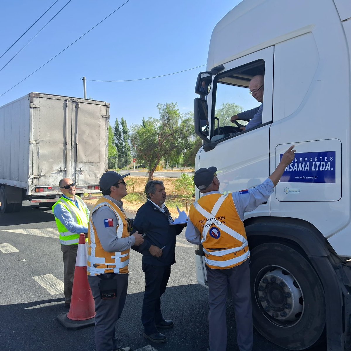 #CallesProtegidas :En las regiones de O”Higgins,Coquimbo y Antofagasta. Inspectores de <a href="/Fisca_MTT/">Division de Fiscalización de Transportes</a> junto a <a href="/SII_Chile/">SII</a> ,<a href="/Carabdechile/">Carabineros de Chile</a> e Inspectores municipales.Realizaron controles al transporte de carga🚛🚚, fiscalizando documentación principalmente.#FiscalizarEsProteger