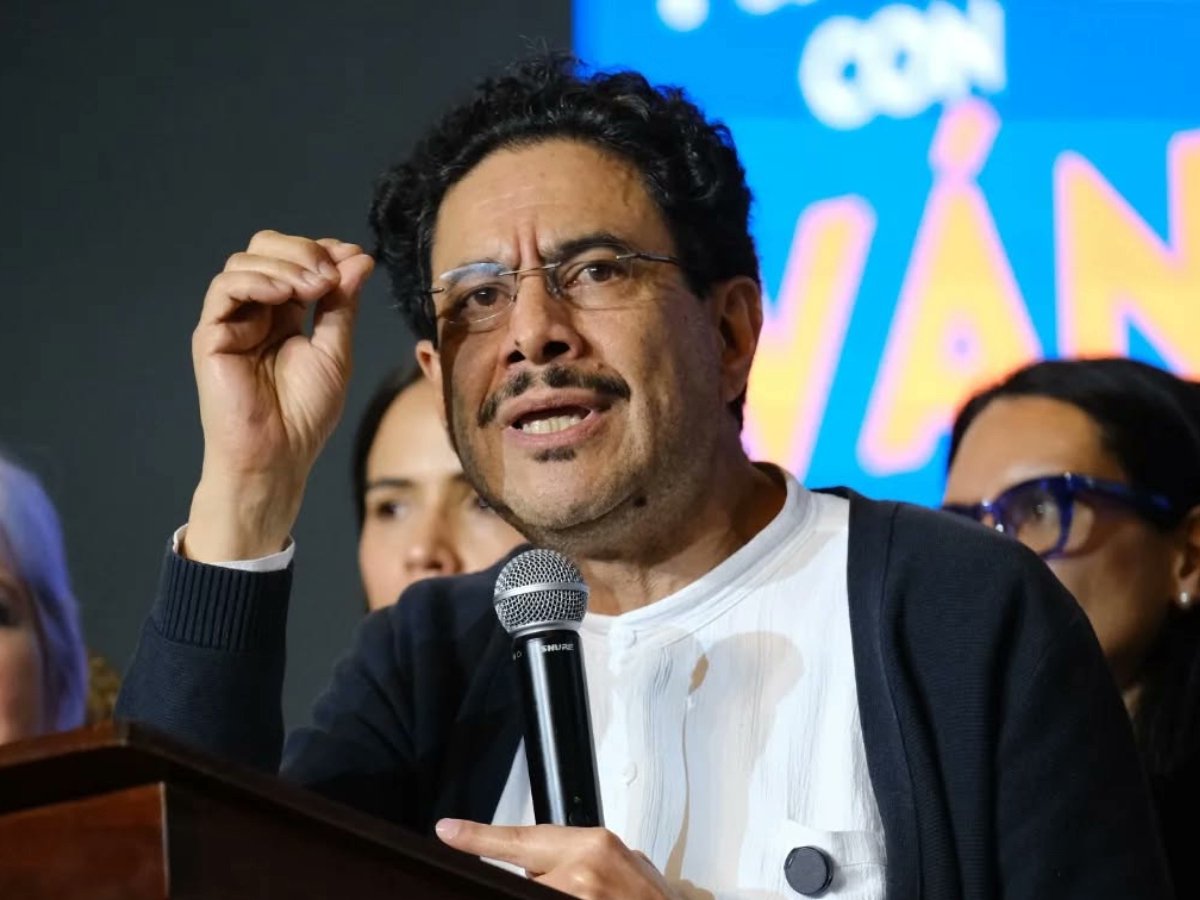 🤐El senador <a href="/IvanCepedaCast/">Iván Cepeda Castro</a> sigue guardando silencio sobre el escándalo de infiltración de las disidencias de las Farc en el gobierno.

Es un silencio atronador porque Cepeda es un símbolo de la salida negociada del conflicto y fue uno de los arquitectos de la paz total.

Va🧵