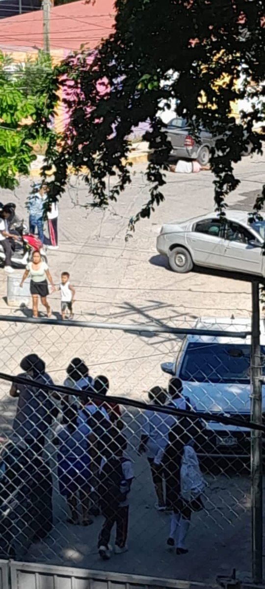 percepcionpoder's tweet image. #AcapulcoMágico 🚨 💥 Reportan a un hombre asesinado en Praderas de Costa Azúl, muy cerca de un Kinder.😱
