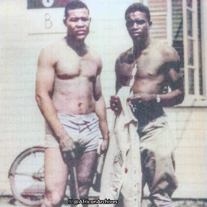 AfricanArchives's tweet image. Did you know Sports legends Jackie Robinson and Joe Louis were stationed at Fort Riley during World War 2!  

The legendary number "42" and the "Brown Bomber" are pictured in 1942 during their time serving our country. Robinson was drafted and sent to Fort Riley for basic…