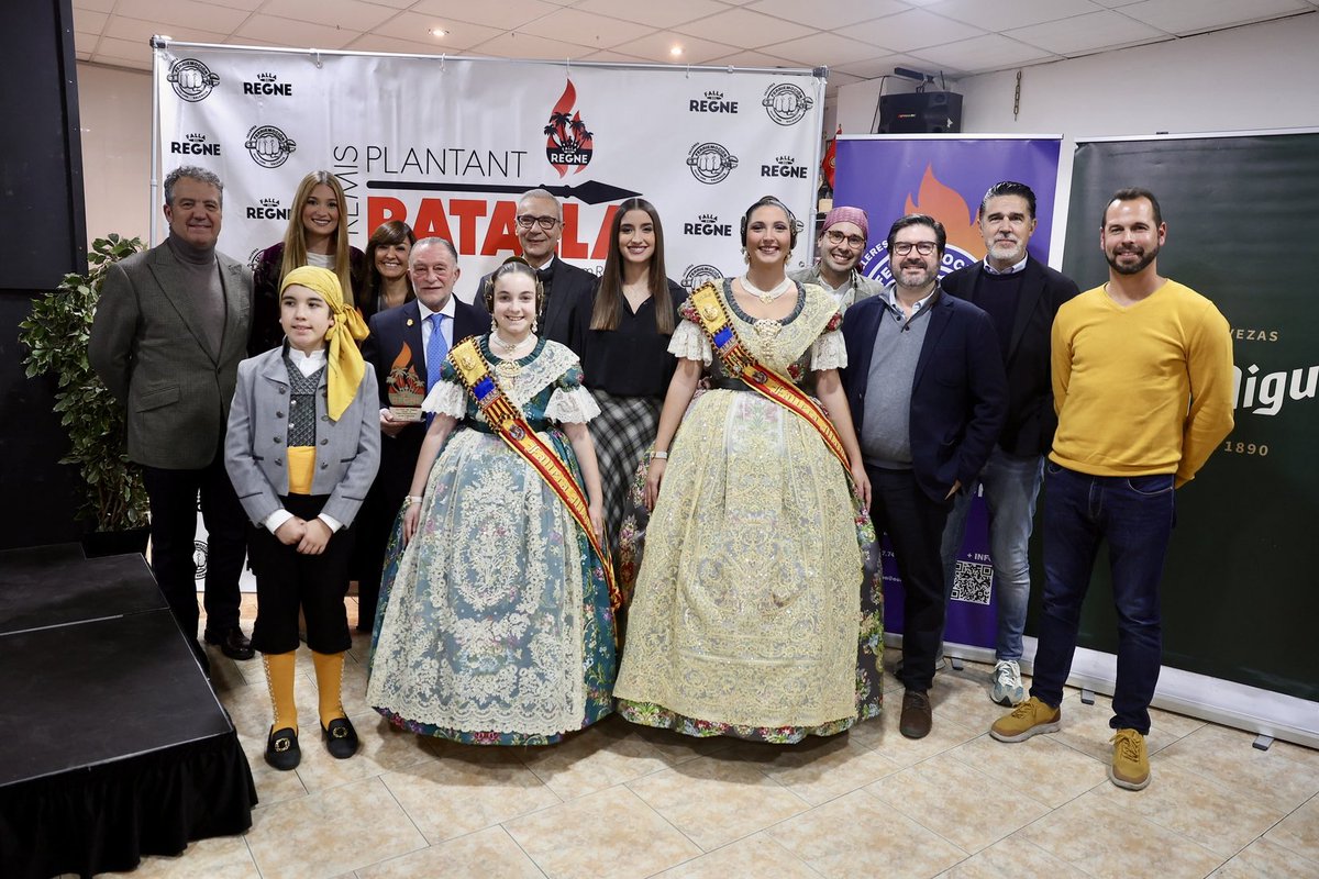 JCF_Valencia's tweet photo. 🏅 Hui s’ha celebrat una nova edició dels Premis Plantant Batalla de la @falladelregne.

🏆 Enguany, el Premi Plantant Batalla en la Societat ha sigut per a la Casa Ronald McDonald per la seua labor, mentre que el Premi Plantant Batalla en les Falles ha recaigut en Pere Borrego en reconeixement a la seua lluita, valentia i dedicació en l’àmbit social i faller.

👑 La Fallera Major de València, Carmen Prades, ha volgut acompanyar a la comissió i als guardonats en este acte tan especial, en un dia on es posa en valor el treball, l’esfor�� i el compromís de qui fa de la nostra festa i de la nostra societat un lloc millor.

#Falles26

📸 @Fotofilmax