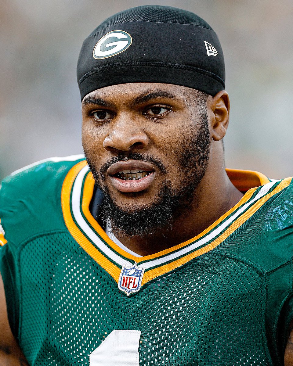 ▪ 2021 - 13 sacks
▪ 2022 - 13.5 sacks
▪ 2023 - 14 sacks
▪ 2024 - 12 sacks
▪ 2025 - 12.5 sacks and counting

Micah Parsons is the first player in NFL history with 12+ sacks in each of a player's first 5 seasons 😤