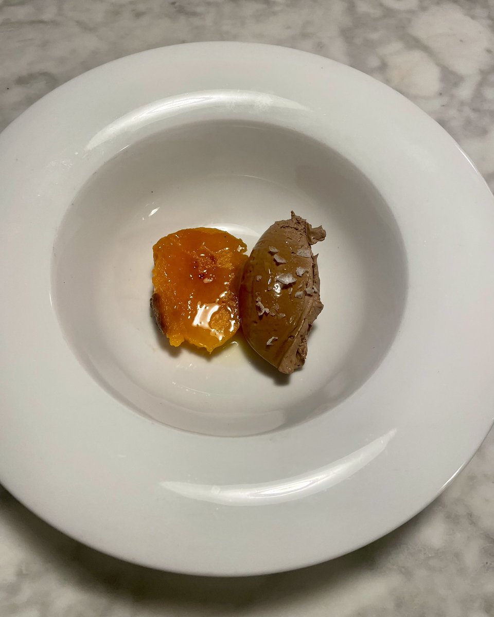 Una cuina per disfrutar i fer salut, la que signa Jordi Parramon a La Palma de Bellafila (Gòtic, Bcn). La cullera sempre a taula, per delectar-se amb els caldos i sucs presents a cada plat. Cresta de gall, nyàmeres i ou, per emmarcar.