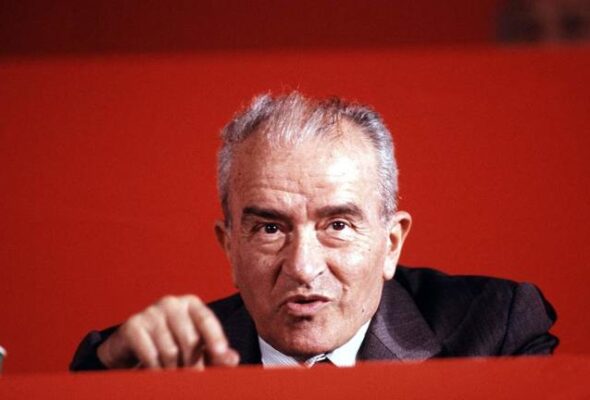 Ingrao mette in guardia chi tenta di modificare la legge elettorale non tenendo conto degli equilibri del sistema politico e democratico... Il colonnino di oggi

strisciarossa.it/dimperio/