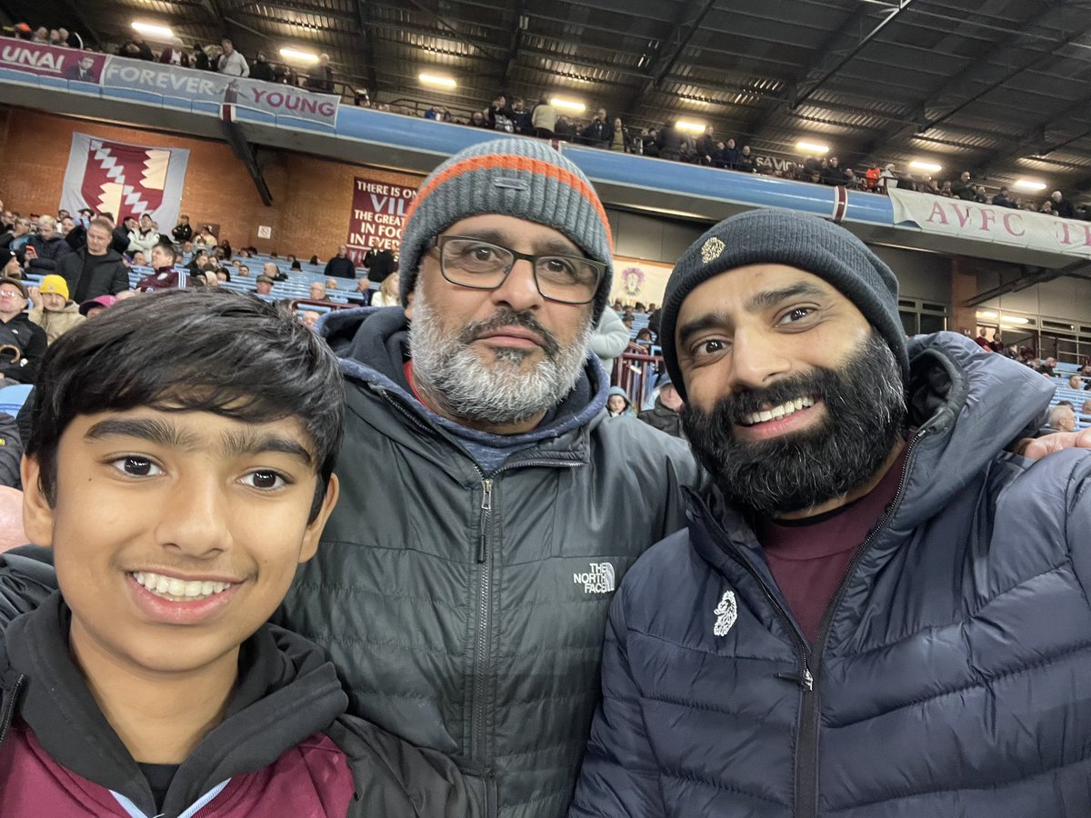 devjheeta's tweet photo. Andβ¦.. Another one. The lucky streak continues. Bring on the dingles Sunday πͺπΎππ @PunjabiVillans #luckysocks #andanotherone #dont #shirley @SteveDeery https://t.co/d8zbu3KcKi