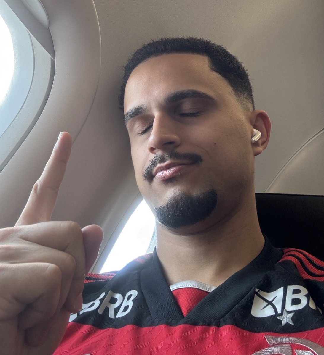 Flafocalizando's tweet image. 🚨VEJA: Habemus pulos em Lima. O influencer rubro-negro Luiz Felipe está viajando para ver à final da Libertadores ❤️🖤

🎥 insta: luizfilipepl