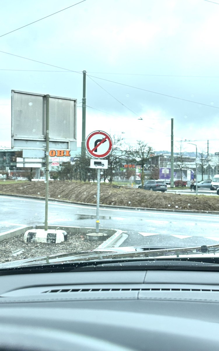 🚚 Weil der neugestaltete Ohrbühlkreisel in #Winterthur zu eng gebaut wurde, können Lastwagen nicht durchfahren.
🤔 Interessant ist das Rechtsabbiegeverbot für Lastwagen, sollen diese jetzt links durch den Kreisel fahren? Bild von <a href="/reneisler/">René Isler</a>