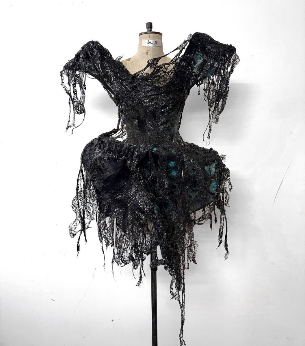 DropPopNet's tweet image. Name a celebrity that would BODY this dress.