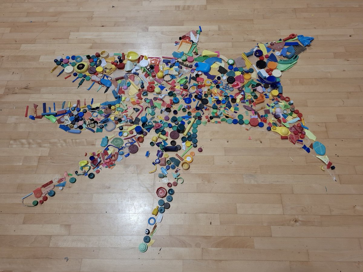 TimPughArtist's tweet photo. Awesome beach plastic art workshops today for Year 4 artists at Bodnant Community Primary School,Prestatyn,Denbighshire. Fantastic work 👏 Well done artists. @ysgolbodnant #beachplastic #creativelearning #thebluesea #topic #artworks https://t.co/IVzRJsGnSt