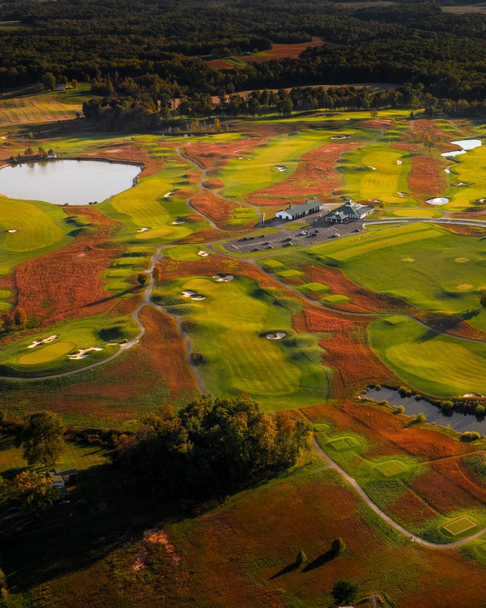 Stretching over 7,200 yards of gently rolling countryside, Chariot Run flows through wide fairways bordered by tall native grasses, pristine lakes, and stands of mature trees that define every hole.

📷: @carolina_pines_golf