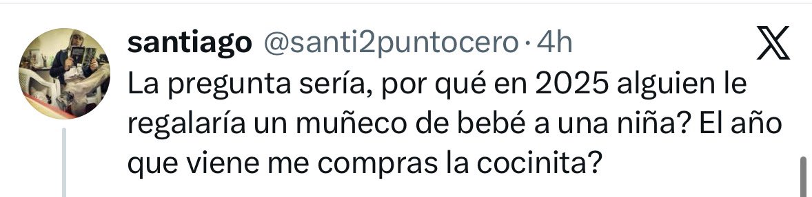 Contexto: un hilo donde una chica buscaba bebotes de juguete para regalarle a su sobrina… se leen cosas así 

Ahora, 2025 y seguimos con la idea de que si una nena recibe un bebote entra en “modo ama de casa”🤌🤌
Los FemiNulos repitiendo mensajes hembristas dan pena
Los chicos