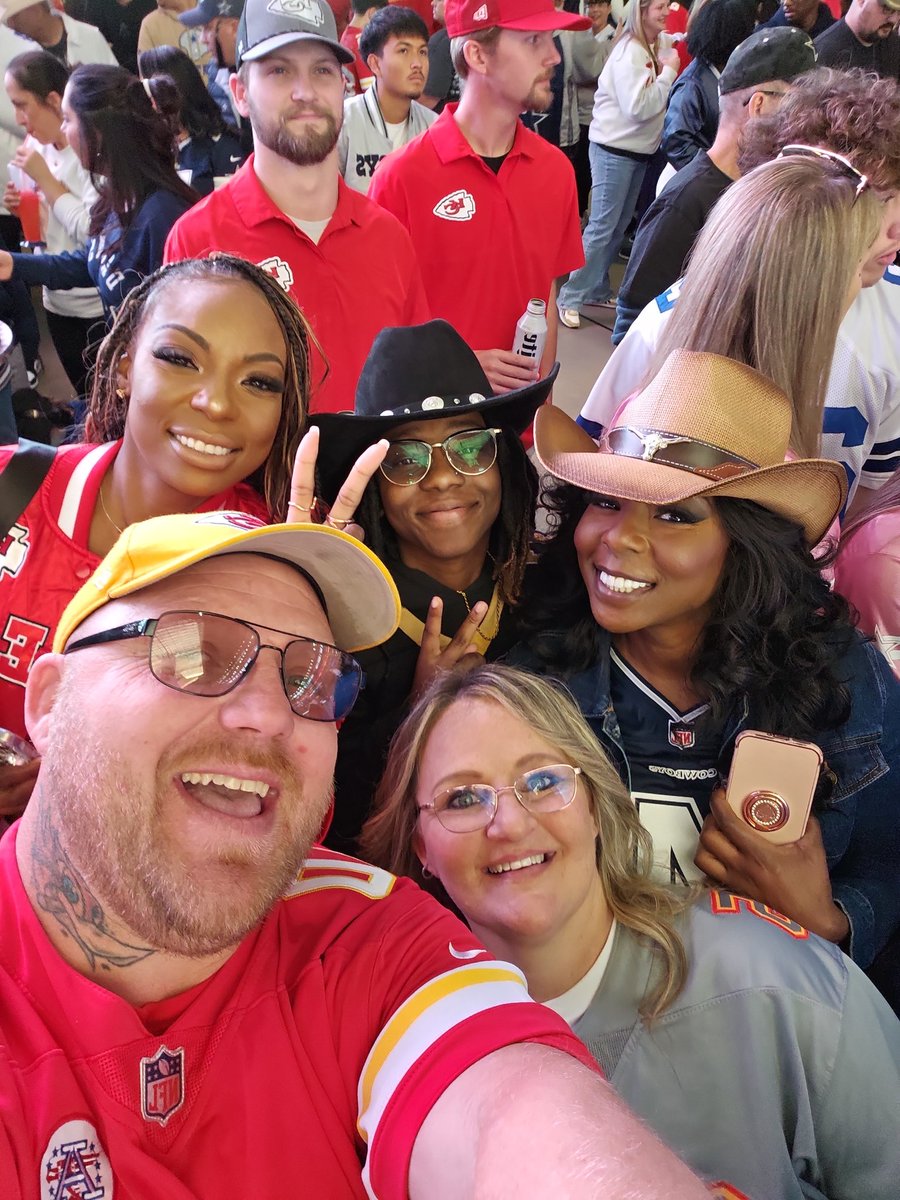 GeneSpillers's tweet photo. #ChiefsKingdom    Gi2 vi7t those Chiefs? #thanksgivingchiefs https://t.co/2i0renXayP