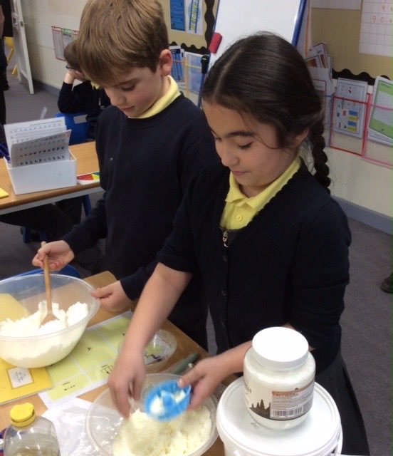 LancotSchool's tweet image. Yr4 had an amazing masterclass from Mrs Parry today as part of their Science lesson on states of matter! A fantastic warm-up for next week’s WOW Workshop - excitement is definitely building! 🔬✨ #ScienceInAction #Year4 #STEM