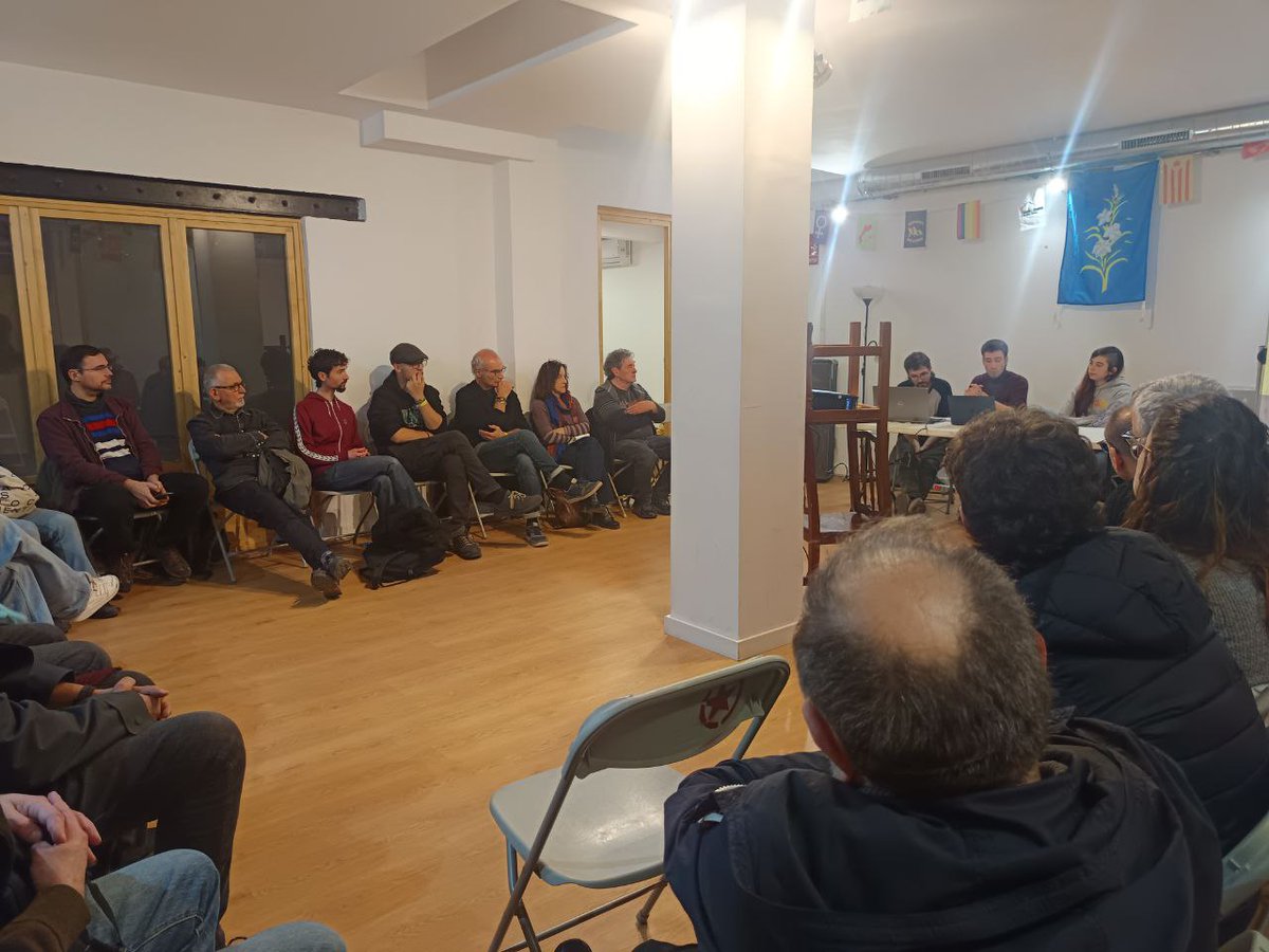 CUPGracia's tweet image. Primera trobada oberta per parlar sobre la situació política a Barcelona, l&apos;acció institucional i el plantejament de cara les properes eleccions municipals. 

S&apos;ha de lluitar des de tots els fronts. Moltes idees i reflexions per seguir avançant. Repetirem! ✊🏼🔥#Gràcia #Barcelona