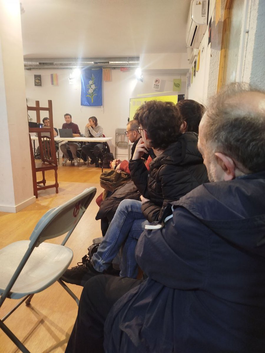 CUPGracia's tweet image. Primera trobada oberta per parlar sobre la situació política a Barcelona, l&apos;acció institucional i el plantejament de cara les properes eleccions municipals. 

S&apos;ha de lluitar des de tots els fronts. Moltes idees i reflexions per seguir avançant. Repetirem! ✊🏼🔥#Gràcia #Barcelona