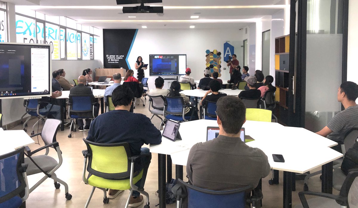 utplinvestiga's tweet photo. ¡Ya estamos en una nueva edición del #CaféCientíficoUTPL! ☕

💡Hoy analizamos cómo la transformación digital está revolucionando el sector agroalimentario y potenciando el desarrollo económico del país 🇪🇨

Un encuentro donde la ciencia y la innovación crean soluciones reales🌱 https://t.co/3ebL7YW0IJ
