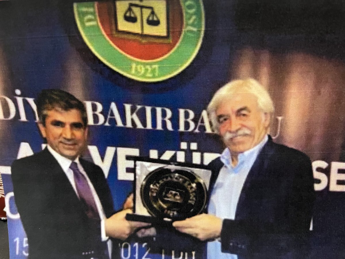 Tahir Elçi’nin elinden Diyarbakır Barosu’nun şildini alırken…Hain  bir kurşun 10 yıl önce bugün Diyarbakır Baro Başkanı Tahir Elçi’yi bizlerden koparmıştı. Ama gönlümüzden ve sevgili Diyarbakır’ının hafızasından koparamadı.Hak hukuk, adalet mücadelesinin  ölümsüz ismi o.