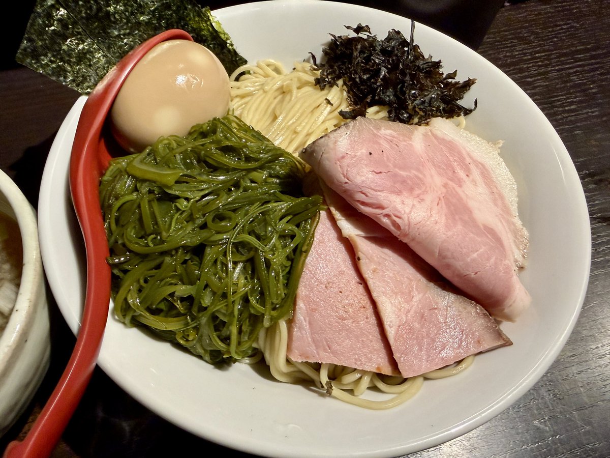 caramelbox9's tweet photo. ’25.11.20(木)#麺処夏海@#赤羽

11月の備忘④(夏海シリーズ)

限定
めかぶ鶏豚煮干出汁つけめん
(特製・中300g)

あつもりで食してみました
たっぷりなめかぶで、ツルッとスルッと🎶

#らーめん https://t.co/mE4IDLEgMW