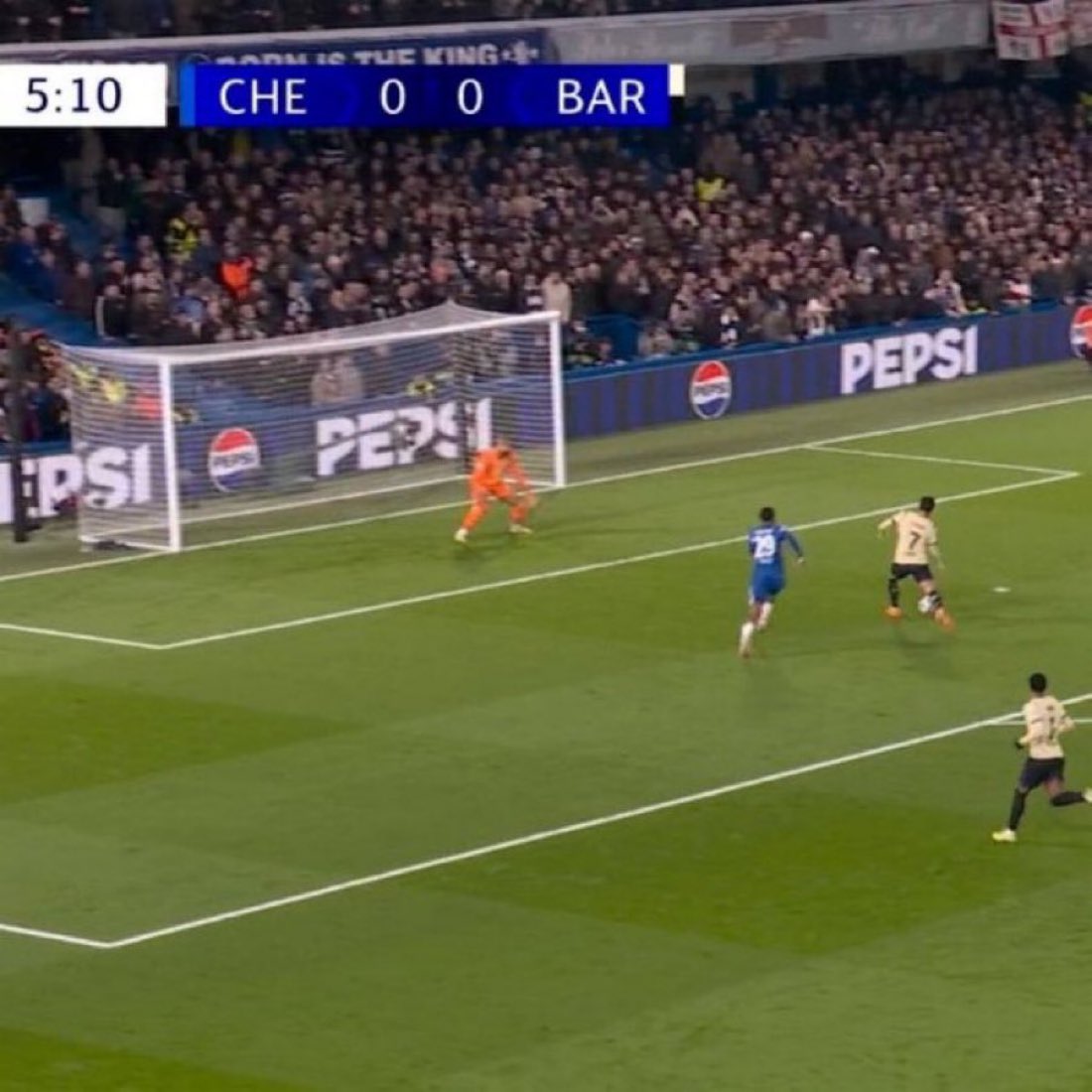 oyimzy's tweet image. Football fans are very funny, remember how they said if that Doue cut back at the CWC final had gone in, the outcome of the game would be different, forgetting Cole Palmer also missed an early chance.

Against Barca they’re saying if that Ferran Torres missed chance had gone in…