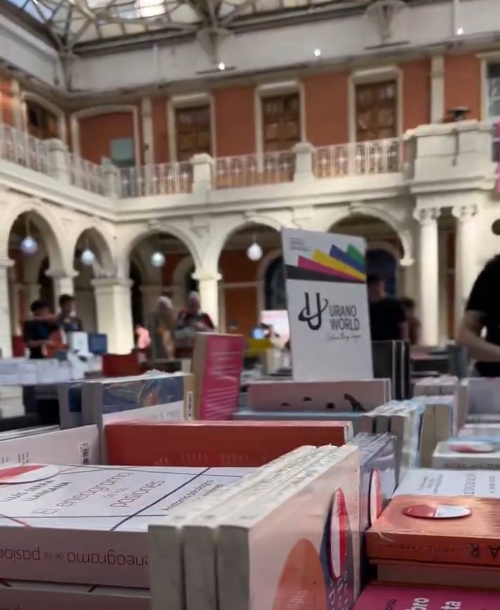 En la Feria #LeerEsUnRegalo, en el Centro de Extensión de la <a href="/ucatolica/">Universidad Católica</a>, desde el 24 de noviembre al 6 de diciembre, organizada por <a href="/edicionesuc/">Ediciones UC</a>, participaré junto a <a href="/paulapalaciosm/">Paula Palacios</a> en el conversatorio “Aprender a vivir después de un golpe en la vida” el 12/12 a las 13:00 hrs
