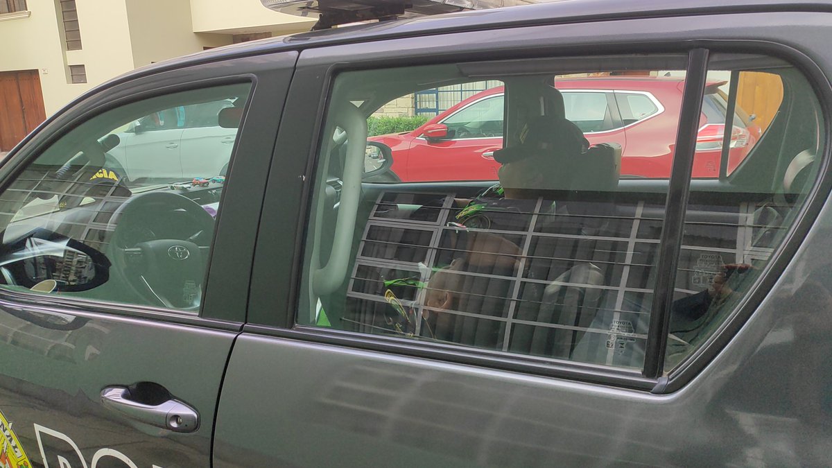 JUlIOSCHIAPPAP's tweet image. Fotos de dos policias de la Benemerita en tiempos de NAYIB JERI. Duermen a pierna suelta en el Pasaje Tejada, Miraflores. En horario de trabajo. Padres de Familia que seguro dupletean cuidando chifas o vigilando empresas. Donde esta el cambio en la lucha contra la delincuencia?