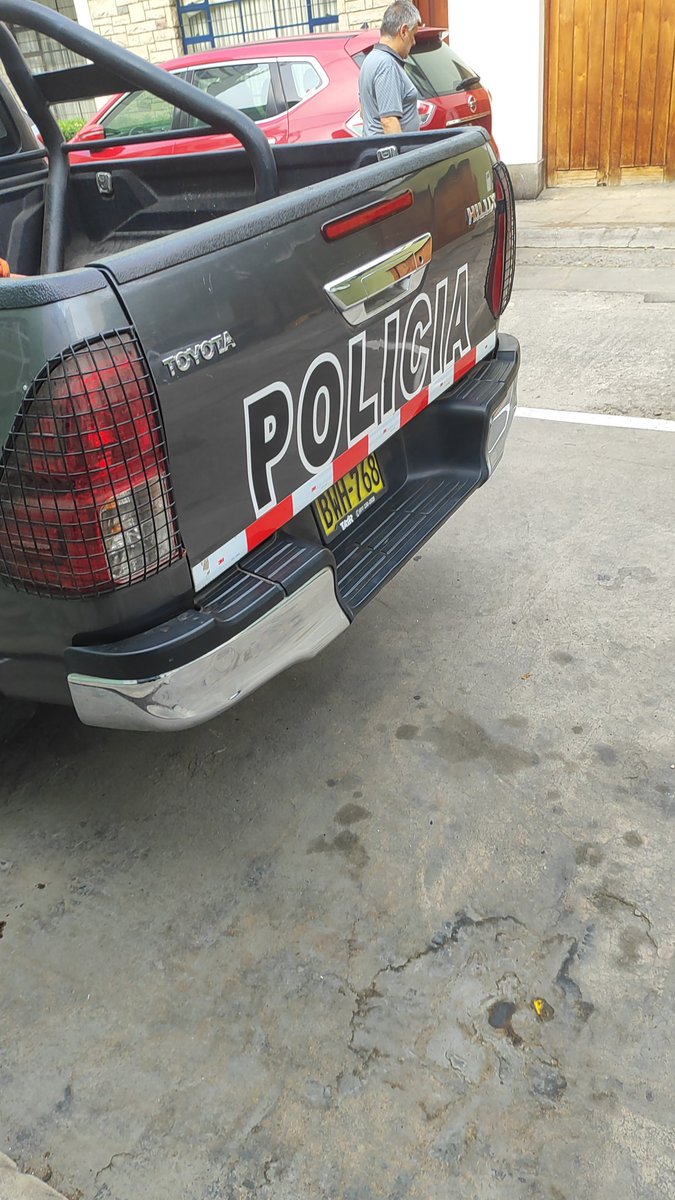 JUlIOSCHIAPPAP's tweet image. Fotos de dos policias de la Benemerita en tiempos de NAYIB JERI. Duermen a pierna suelta en el Pasaje Tejada, Miraflores. En horario de trabajo. Padres de Familia que seguro dupletean cuidando chifas o vigilando empresas. Donde esta el cambio en la lucha contra la delincuencia?