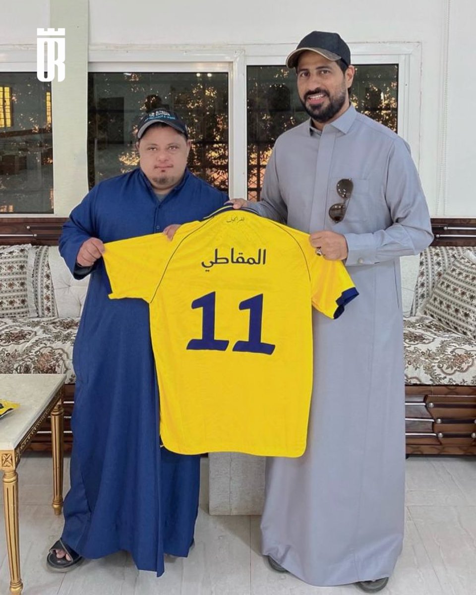 ALOROBAH_FC's tweet photo. #العروبة |
في بادرة غير مستغربة و بالتعاون مع مجلس جمهور روح العروبة قدم قائد نادي العروبة الكابتن حامد المقاطي تيشيرت الفريق الأول الرسمي إلى لاعب نادي الجوف لذوي الإعاقة البطل خالد خليوي الرويلي الذي وجه رسالته و دعواته من السرير الأبيض بعد الوعكة الصحية التي تعرض لها قبل مواجهة العروبة و العربي الماضية للاعبي الفريق الأول متمنياً التوفيق و تحقيق الثلاث نقاط .

حمداً لله على السلامة بطلنا خالد 💚💛