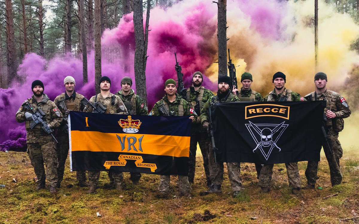 ForcesCanada's tweet image. Ambiance d’escouade = inégalée 🔥
Des membres canadiens du 61e peloton de reconnaissance de la Brigade multinationale de l’OTAN – Lettonie posent pour des photos au Camp Adazi, en Lettonie, le 21 nov. #OpREASSURANCE.
📸 Cpl Connor Buchanan