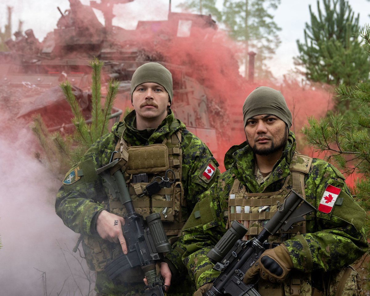 ForcesCanada's tweet image. Ambiance d’escouade = inégalée 🔥
Des membres canadiens du 61e peloton de reconnaissance de la Brigade multinationale de l’OTAN – Lettonie posent pour des photos au Camp Adazi, en Lettonie, le 21 nov. #OpREASSURANCE.
📸 Cpl Connor Buchanan