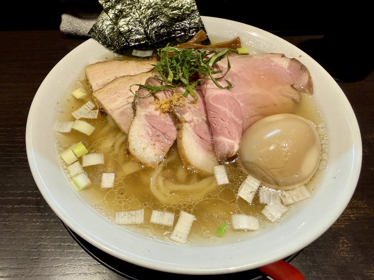 caramelbox9's tweet photo. ’25.11.28(木)#麺処夏海@#赤羽

備忘シリーズを記したわけですが、仕事終わりの時間帯といい、駅からの距離といい、味といい、第一候補群で高確率で選ばれる良店🎶

限定ではなく、デフォの塩
塩らぁめん(特製・中)

#らーめん https://t.co/JLaTGfOJoc