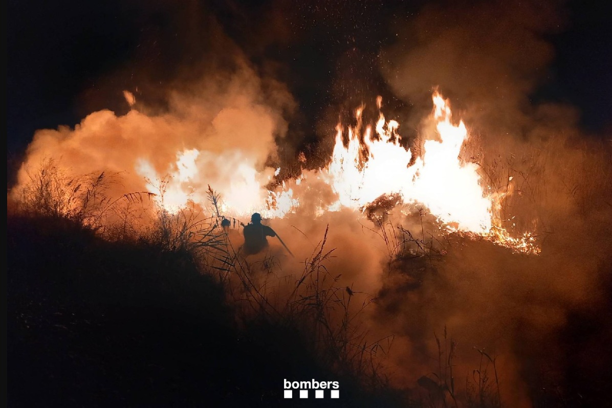 🔴 ÚLTIMA HORA | Els Bombers donen per controlat l'incendi dels Muntanyans a #Torredembarra
🔥 Segons les primeres estimacions, s'haurien cremat unes 2 hectàrees
➡️ ona-latorre.cat/news/un-incend…