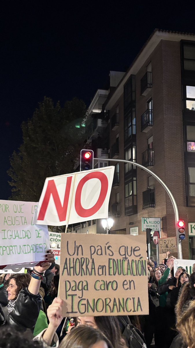 everche's tweet image. “La uni no se vende, la uni se defiende” 
#Huelga2627N #Salvemoslapublica @UCMporlaPublica