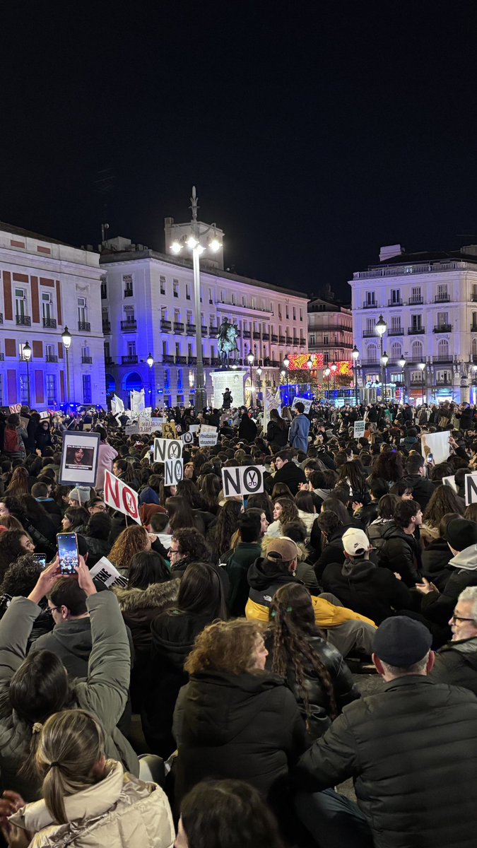 everche's tweet image. “La uni no se vende, la uni se defiende” 
#Huelga2627N #Salvemoslapublica @UCMporlaPublica