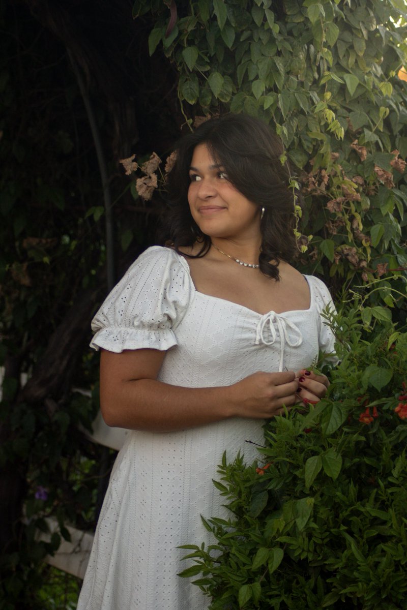 BriDelavigne34's tweet photo. Loved how my senior pictures came out! And here’s sneak peak of me outside my uniform😂 #uncommitted2026 #softball #senior https://t.co/NaTJ0Amptl