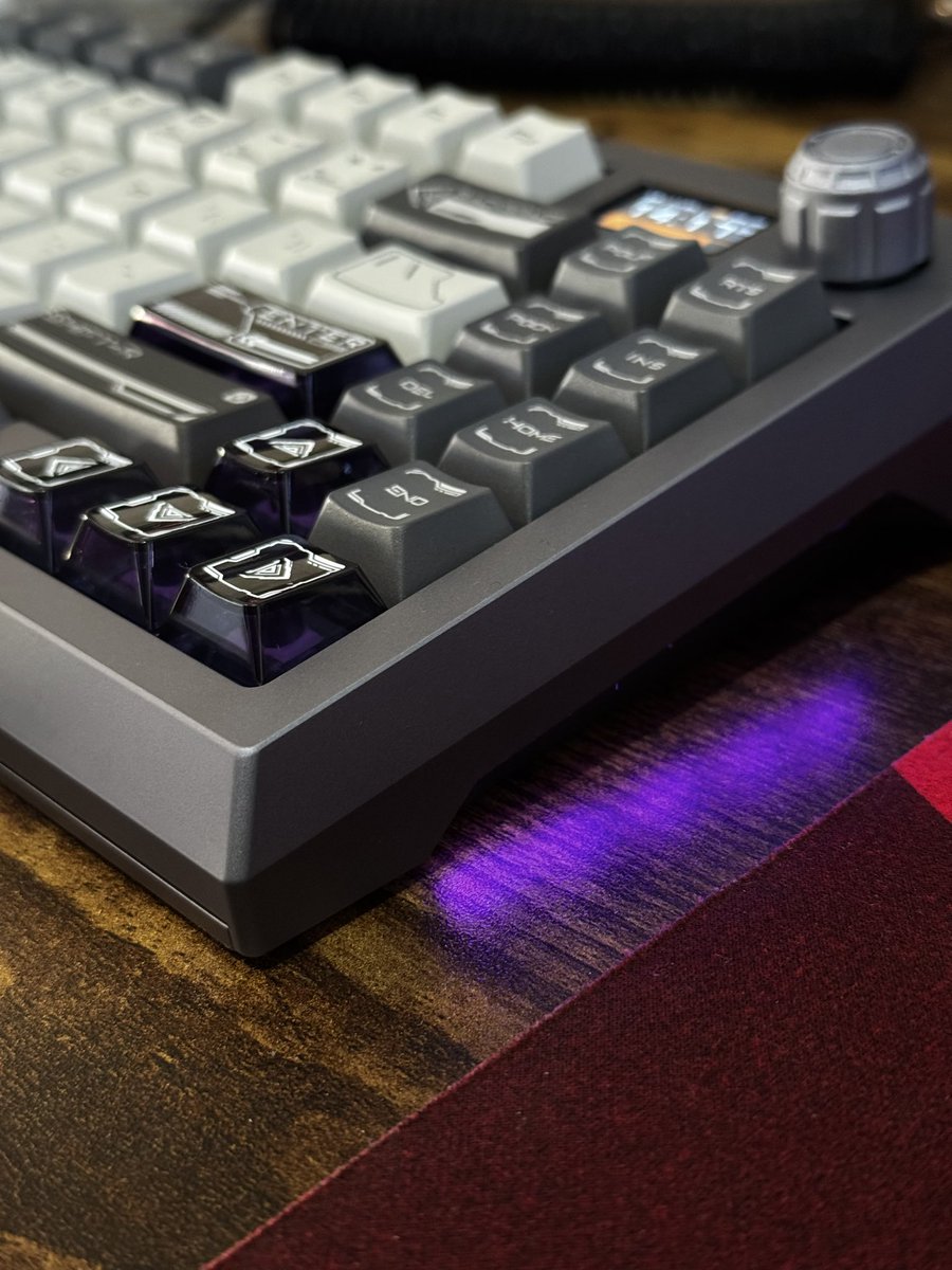 ch2pter's tweet image. honestly one of the best boards i’ve actually gotten. 8k polling. all the goodies and sounds amazing stock. the performance is insane. might main this over my wooting! 

cons: web software and manual is mainly in chinese until you navigate to english.