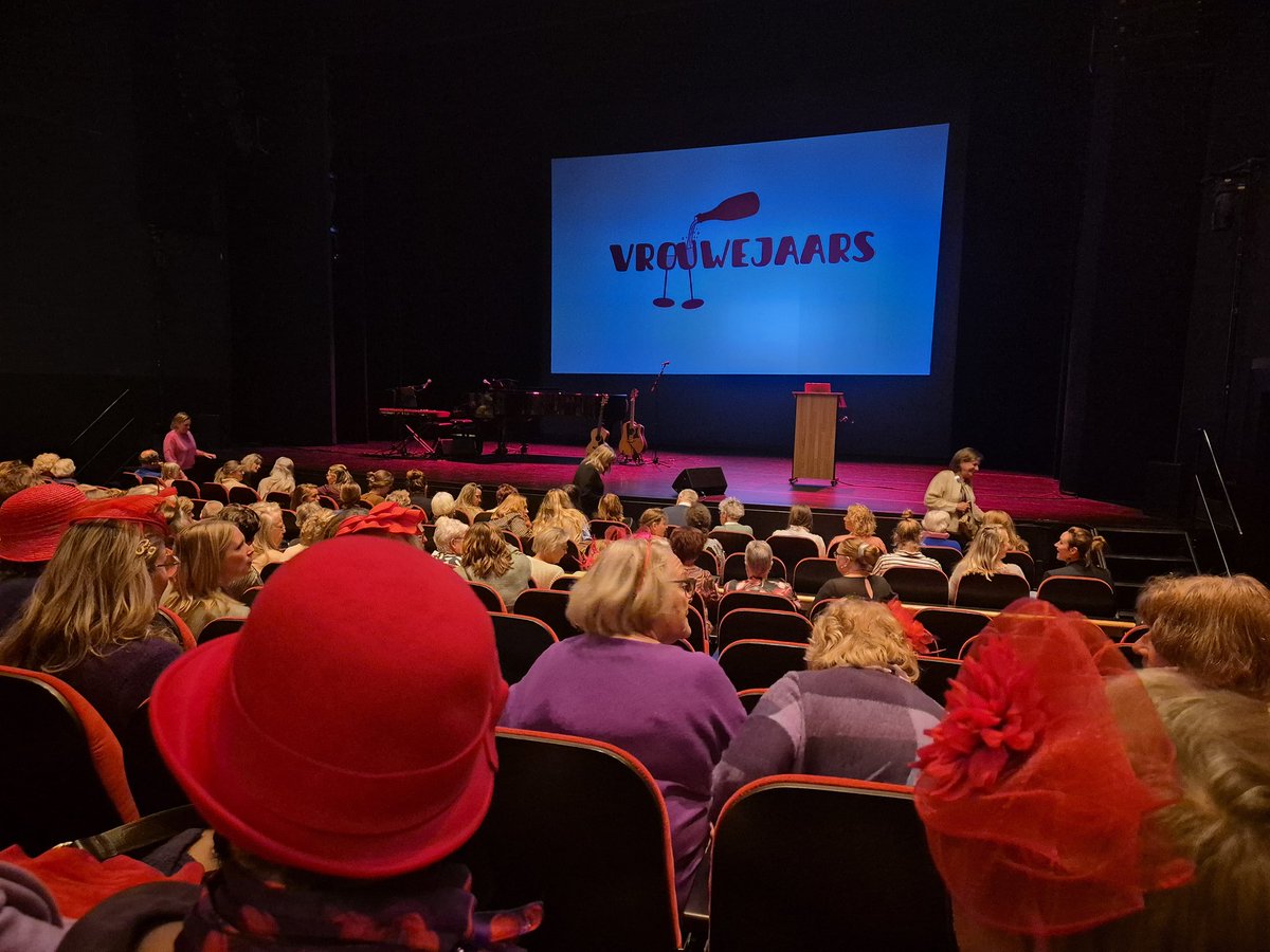 mrRustzelve's tweet image. We denken allemaal dat vrouwen niet grappig zijn, maar als ze in een korte tijd hun verhaal moeten, zitten er best grappige stukjes tussen. #vrouwenjaars