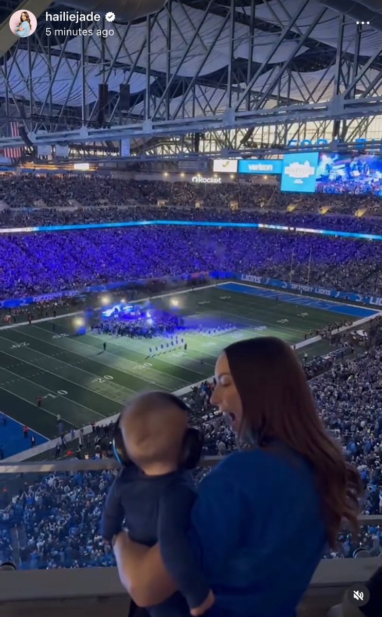 LucilleBurdge's tweet image. Eminem’s grandson watching him perform omg 🥹