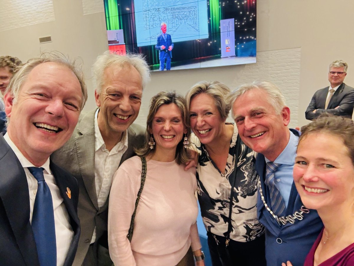 In Soest werd collega Rob Metz beëdigd voor zijn 3e termijn als burgemeester. 

Een mooie, warme bijeenkomst waar veel waardering uit bleek. 

Gezellig met de burgemeesters <a href="/BmBaarn/">Burgemeester Röell</a> <a href="/PetraDoornenbal/">Petra Doornenbal</a> en  Joyce Langenacker op de foto met het stralend middelpunt. 

Commissaris