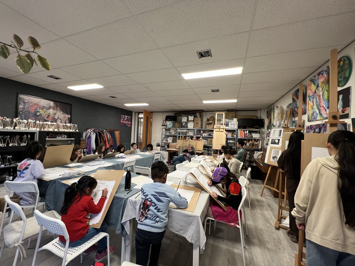 lunanguyenart's tweet image. Modeltekenen bij Luna Nguyen Atelier 

Tekenles voor kinderen (6-14 jaar) elke dag vanaf maandag tot en met zaterdag 16.00 - 17.00 uur

Meer informatie:

lunanguyen.com/classes/

#learntodraw #drawingclass #livedrawing #charcoaldrawing #artclassalmerestad #dec25 #kunst