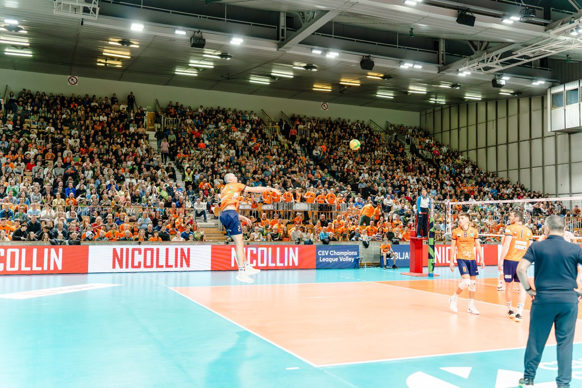 ACHVolley's tweet image. Slovenski prvaki na krilih polnega Tivolija zmagovito v ligo prvakov🏐💪

ACH Volley Ljubljana 🆚 Radnički Kragujevac   3 : 0 (17, 21, 20).

Več o tekmi in izjavah👉ach-volley.si

𝗕𝗥𝗔𝗩𝗢 𝗭𝗠𝗔𝗝𝗜🐉🧡

📷CEV

#orangedragons