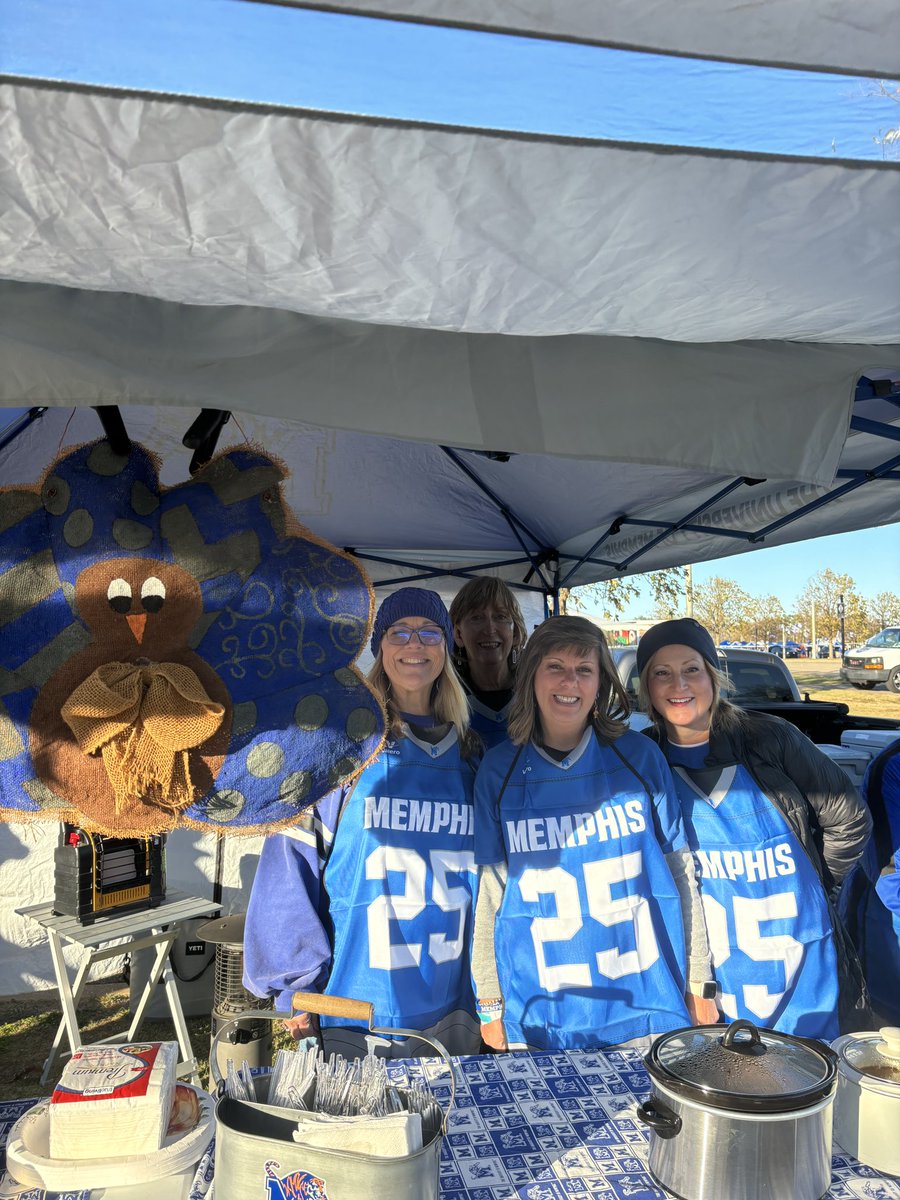 Thanksgiving on Tiger Lane Ⓜ️🦃

The first 5,000 in the stadium tonight will receive this <a href="/MemphisFB/">Memphis Football</a> apron!