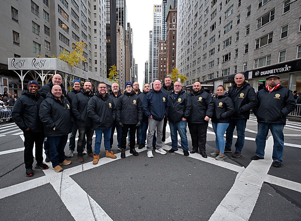 NYCPDDEA's tweet photo. Whether they were on horseback marching in the #Thanksgiving Day Parade or ensuring the safety of the thousands of people enjoying the morning, NYPD Detectives were doing it all — and DEA Board Officers were there to support every union member. #HappyThanksgiving! https://t.co/VMys71oegQ