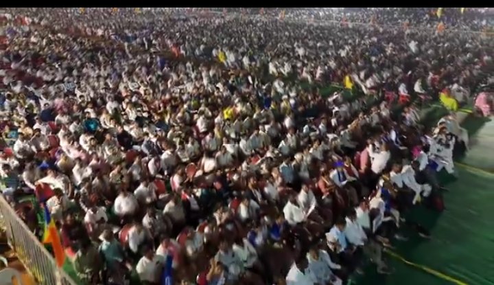 aaryan_speaksX's tweet image. आंबेडकर – सिर्फ़ नाम ही काफ़ी है 🔥💪🏻💙

यह भीड़ कोई BJP या #Congress वालों की तरह पैसे, दारू या मटन बाँटकर नहीं बुलाई थी।

यह संविधानवादी और आंबेडकरवादी हैं, जो सिर्फ़ आंबेडकर के नाम से आते हैं ।

कल भी आंबेडकर थे, और आज भी ~ #PrakashAmbedkar

#VBA #VBAForIndia #Mumbai #BJP